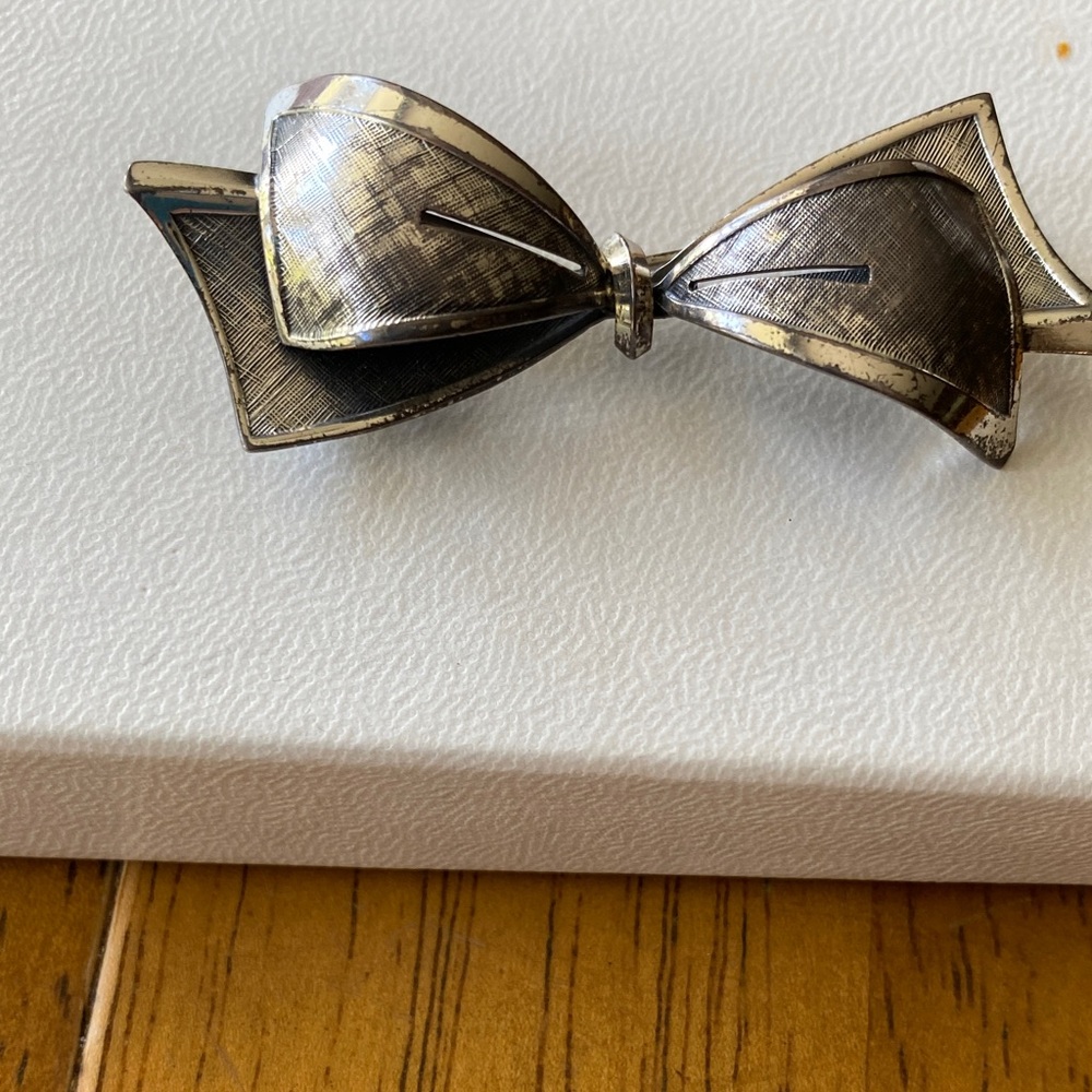 Elegant Silver Bow Brooch